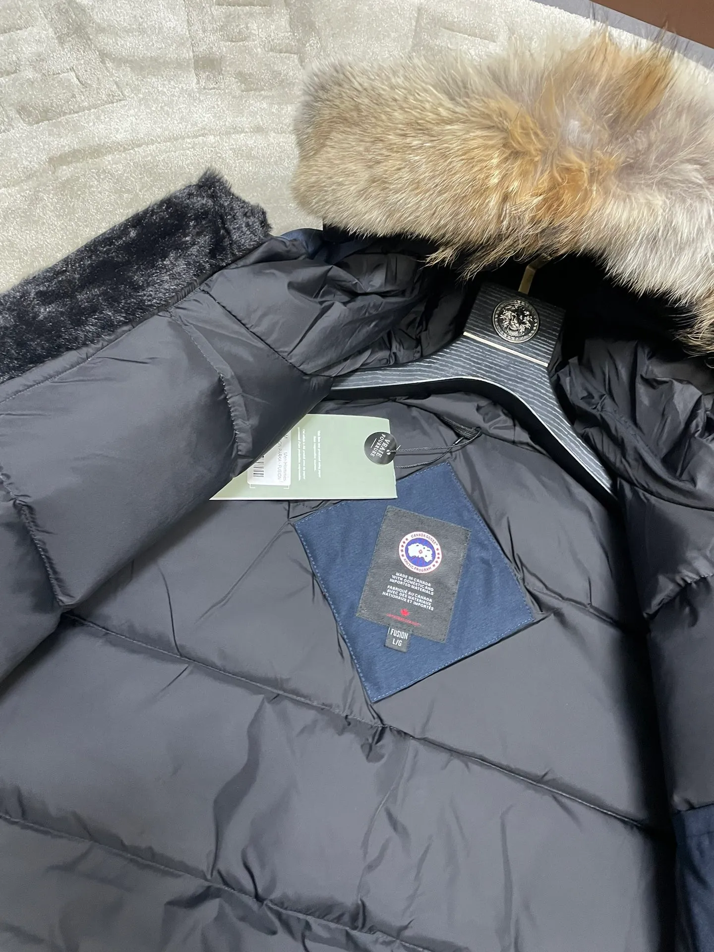 P1060 CANADA GOOES 🇨🇦ⒿⓅⓈ manufactures 10 models of snow curse men and women couples. Factory direct supply: supplying global purchasing agents, micro-business, entities, Tmall, high-end stalls and studio cooperation, free shipping! There are 10 types of Canada Goose Snow Mantra parkas for men and women, the Rolls-Royce of down jackets. ➖ Industry-leading anti-counterfeiting chip sensing. ➖ Imported Behringer embroidery machines and customized embroidery labels, the highest level and industry leading. ➖ Imported Korean 21-count polyester-cotton blended original fabric, TC85 waterproof coated fabric, water-repellent, windproof and wear-resistant. ➖ The new national standard 90 white duck down has an average down filling of 300 grams. The amount of down filling is industry-leading. ➖ 100% nylon lining with double double-layer sealing design to prevent velvet running, and seamless thread design on the cuffs! ➖ Yoshida YKK provides original factory-customized electroplated sliders. YKK two-way lockable zippers are tight and smooth and do not peel off paint. ➖ 3M composite Velcro is durable and the accessories and hardware are all custom-made. Note: Our copywriting is only simple and clear. Instead of bragging about the copywriting, it is better to compare and understand with samples. Only for the purest goose, the most dedicated, the most professional, the highest quality, the highest cost performance! SIZE:XS-XXL [with size chart]